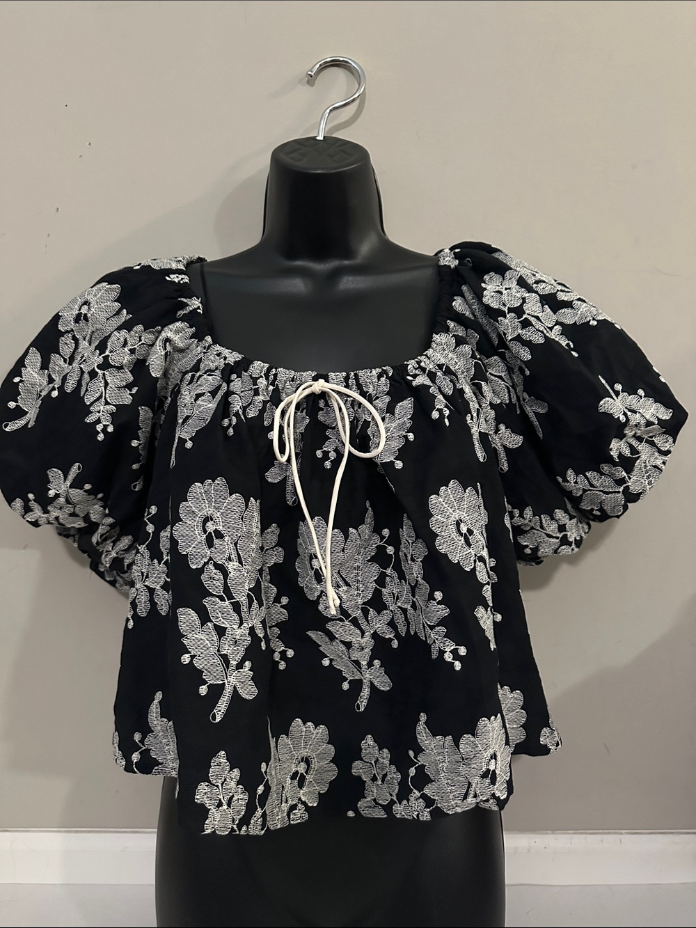 aureum Linah Black Embroidered Peasant Top S
